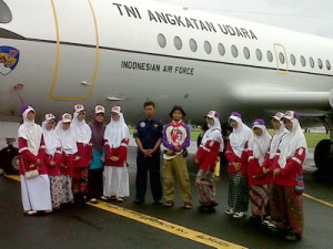 kunjungan ke Squadron 17 Lanud Halim Perdanakusuma Jakarta. brsm murid2 @kemah Pramuka SIT Cibubur