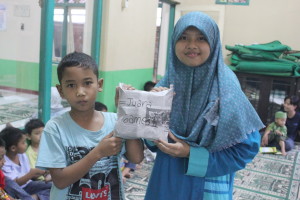 Kak Nusaibah memberikan hadiah kepada pemenang saat lomba santri TPA di masjid Gejagan, Sumber Arum, 29 Juni 2014